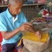 นายสำอางค์ พึ่งครุฑ ช่างตอกลายกระดาษ