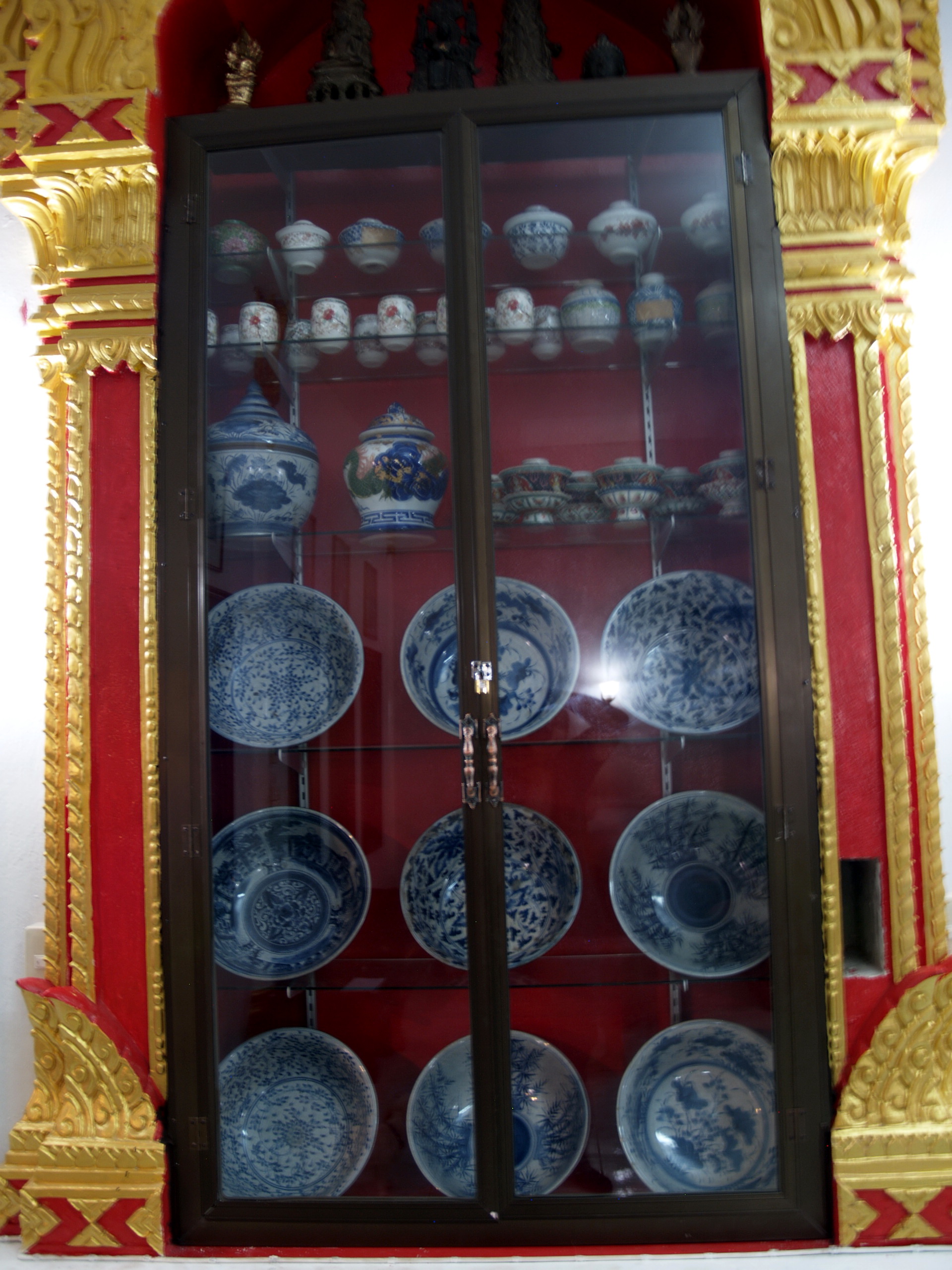 เครื่องถ้วยชามกระเบื้องเคลือบโบราณ