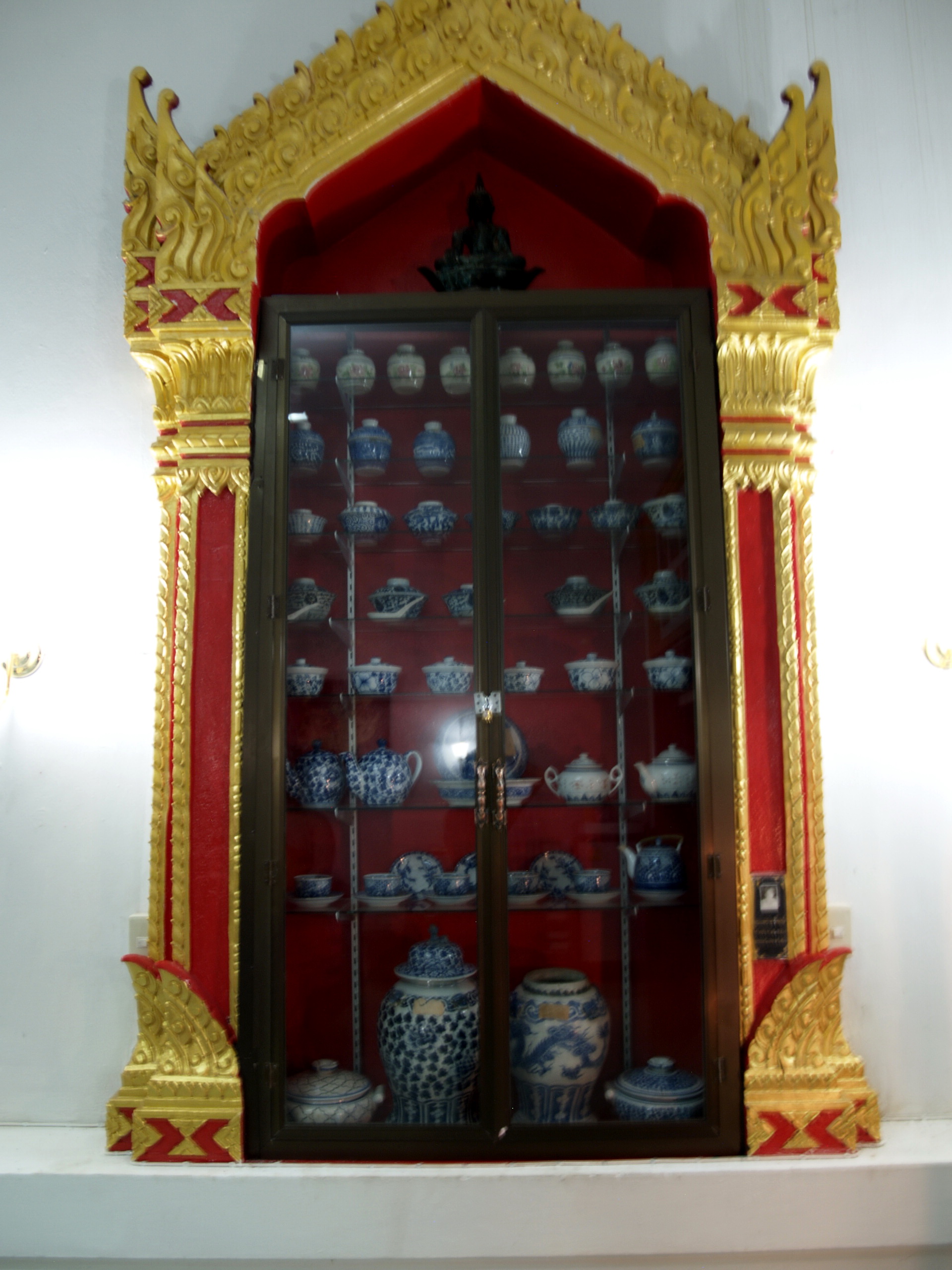 เครื่องถ้วยชามกระเบื้องเคลือบโบราณ