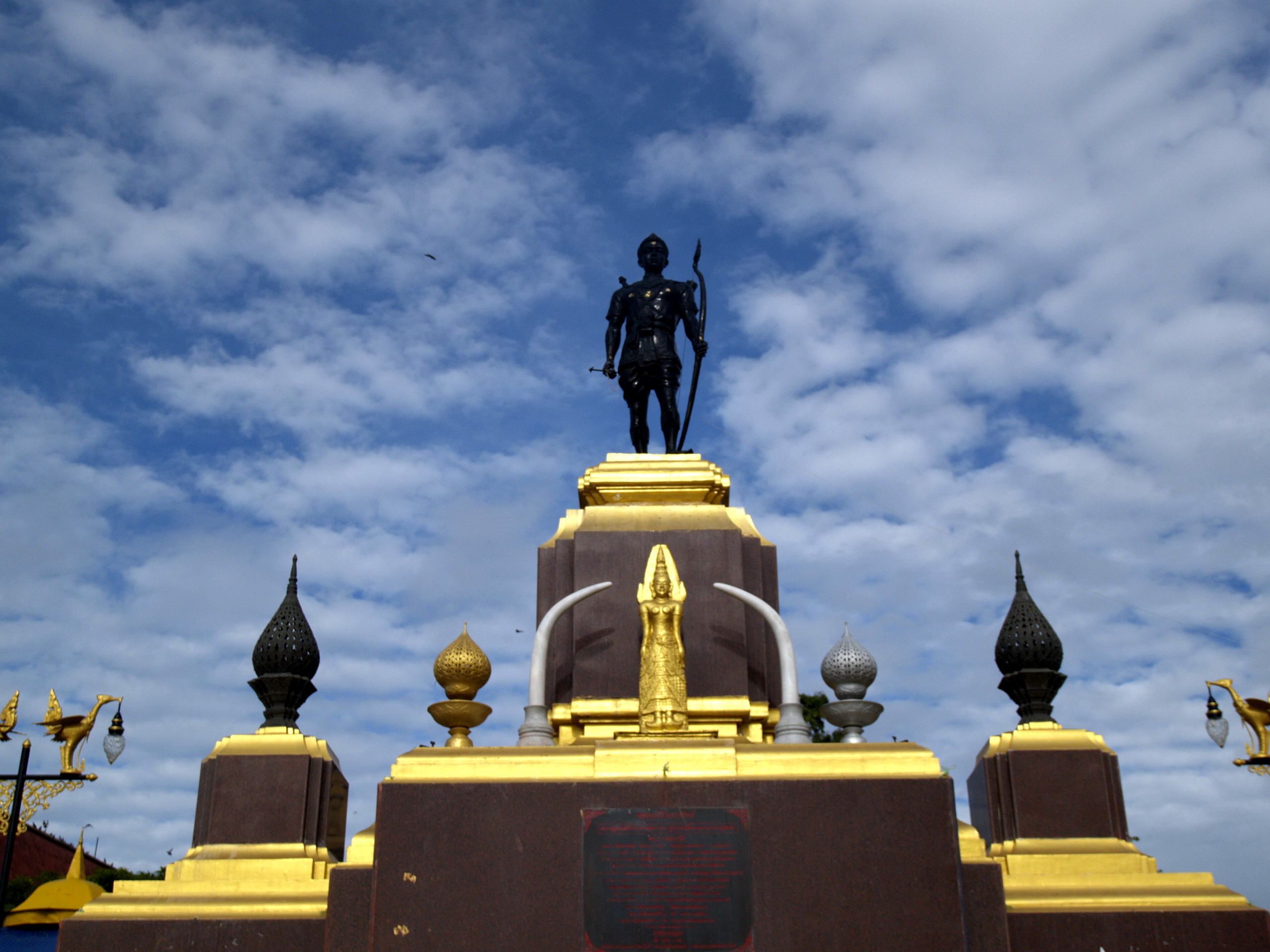 อนุสาวรีย์พ่อขุนศรีอินทราทิตย์