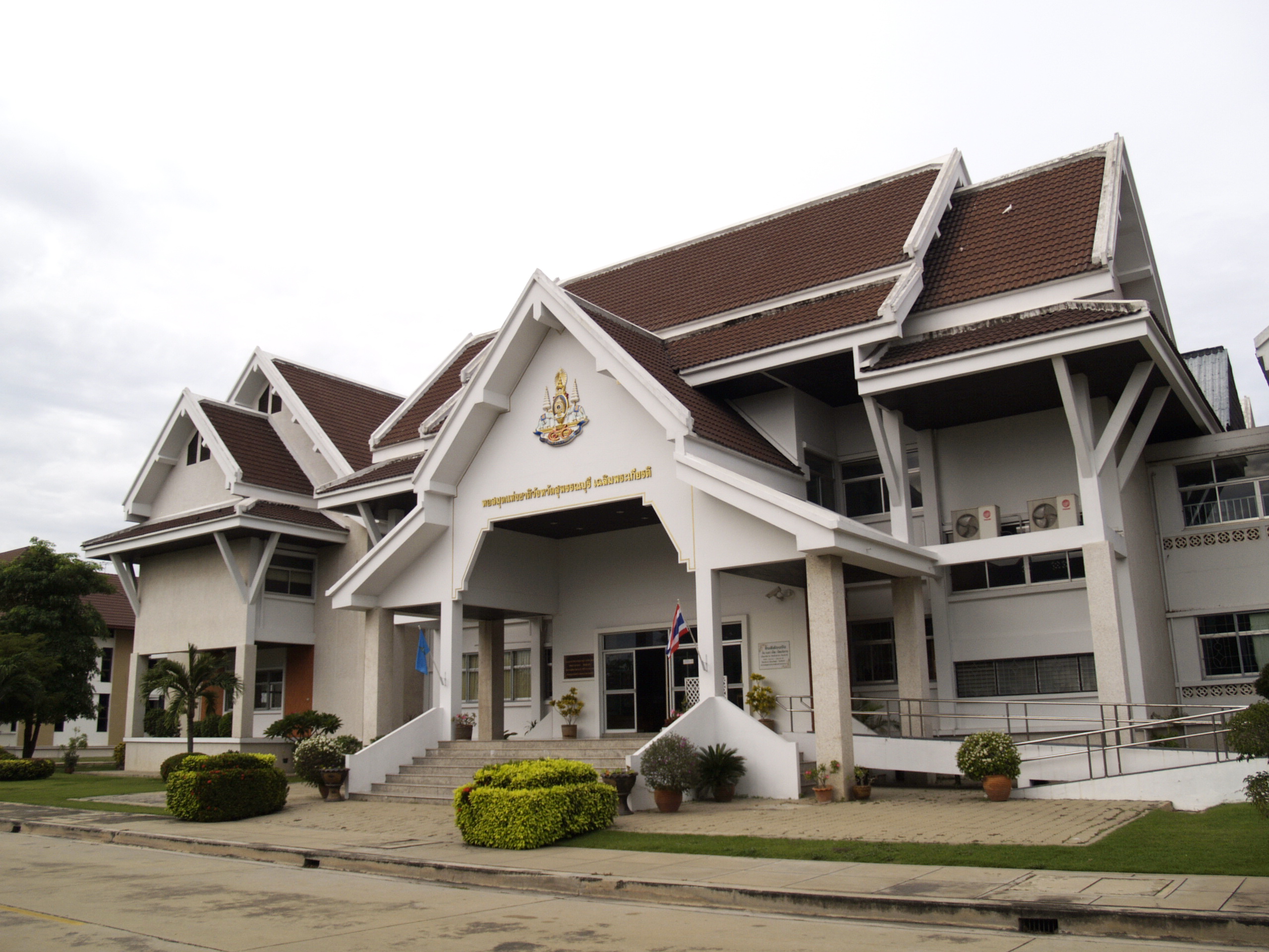 หอสมุดแห่งชาติจังหวัดสุพรรณบุรี เฉลิมพระเกียรติ