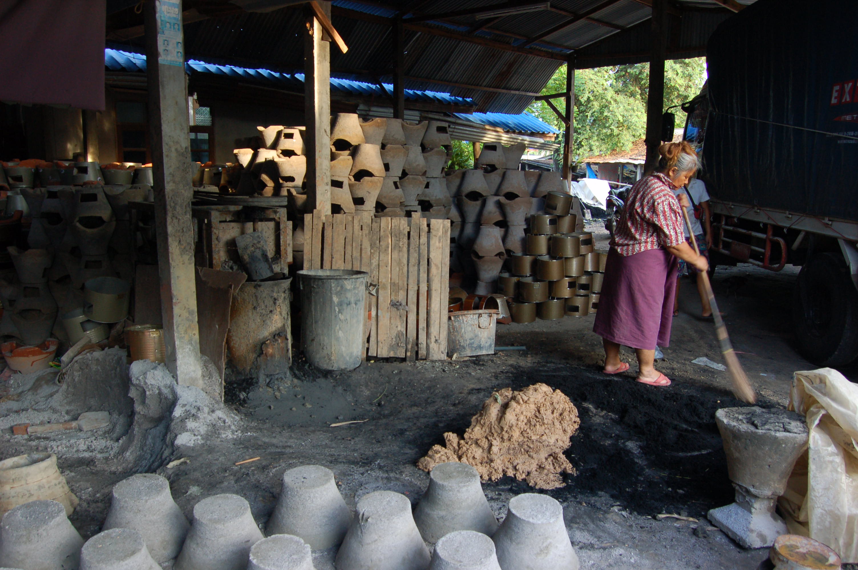 การปั้นหม้อดินบ้านท่าข้องเหล็ก