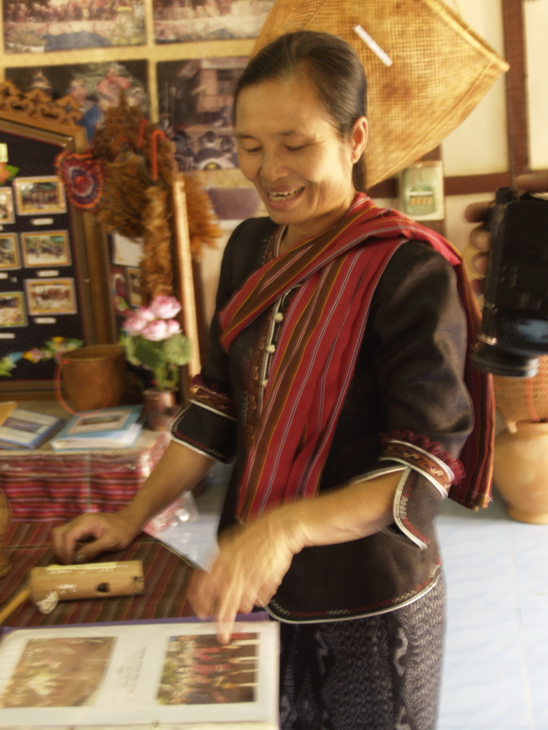 นางทองเหรียญ เหล่าเสพล (ทอเสื่อ)